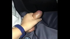 Mi alumna ninf&oacute_mana no se aguanta a llegar al motel y me jala la verga mientras manejo el auto Thumb