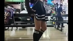 Puta sissy se exhibe en la frikiplaza Thumb