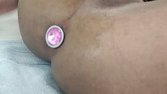 Novinho arrombando o cuzinho com plug anal Thumb