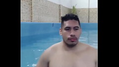 hombre sexy ba&ntilde_andose en el jacuzzi Thumb