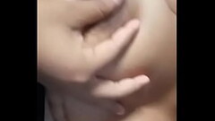 Luluzita de Macap&aacute_ apertando os peit&otilde_es na cama . Thumb