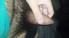 Homem cuckold de pau pequeno e fimose se masturbando na frente da c&acirc_mera Thumb
