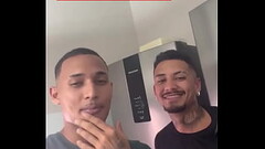 Algu&eacute_m ai precisando de uma m&atilde_ozinha? Que tal duas? Bastidores de grava&ccedil_&atilde_o rolando l&aacute_ no nosso 1nsta em. Link nos co... Thumb