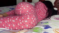 El Culo de mi Hijastra en Pijama no Puedo Dejar de Verlo - Mi Padrastro Pervertido me Quiere Follar por el Culo Thumb