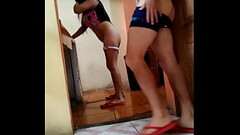 ama de casa es follada por el hijastro del jefe mientras  realiza las labores de casa, primero se divierten  y luego el hombre inicia con la penetracion, la vieja esta muy contenta de ser penetrada lento Thumb