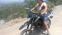 Falla al andar en la moto pero no falla sacando mi polla del pantal&oacute_n mi vecina. (⁠⁠｡⁠⁠)⁠! Thumb