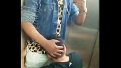 Mamando amigo no elevador Thumb
