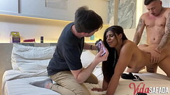 Enquanto isso eu s&oacute_ assisto a minha esposa adora gozar na rola desse comedor mega dotado e safado... Thumb