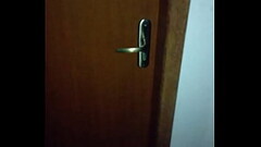Oque o marido sente quando chega em casa e escuta isso na porta de seu quarto Thumb