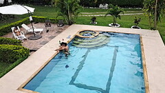 La fiesta termina en una follada en la piscina. Parte 1. Thumb