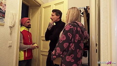 Cuckold Freund &uuml_berredet den Postboten seine Freundin zu ficken Thumb