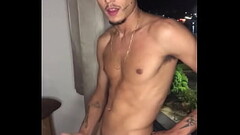 Garoto safado batendo punheta na janela do predio Thumb