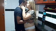 Mi hermanastro me chupa el co&ntilde_o en la cocina Thumb