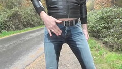 &ouml_ffentlich auf der Stra&szlig_e eingepisst Thumb