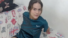 encuentro a mi hermanastra con mi ropa puesta y se la quito hasta terminar follandomela Thumb