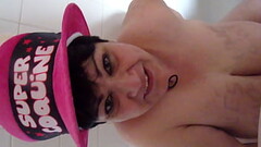 L'_esclave Marie se fait arroser ses seins d'_urine Thumb