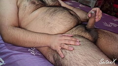 Hombre peludo y gordito se masturba hasta acabar rico Thumb