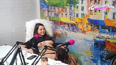 Flavia Oliver faz sexo oral em Natasha Steffens durante as grava&ccedil_&otilde_es do California Podcast Thumb