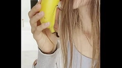 Трахнула себя бананом до оргазма и съела его Thumb