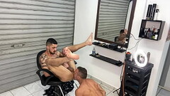 paiz&atilde_o dotado foi fazer a Barba com o barbeiro novinho n&atilde_o resistiu e leitou o rabo dele todo para ele continuar trabalhando com a porra escorrendo pelo cu Thumb
