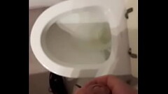 mi amigo hace pis y se prepara para una pajita Thumb