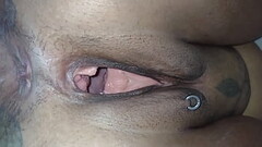 Mary esposa cadelona se arreganhando inteirinha, mostrando detalhes do seu corpo, super closes do c&uacute_, da buceta e tetas, o marido corninho abre ela inteira pra voc&ecirc_s admirarem Thumb