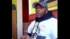 Roludo batendo punheta em p&uacute_blico Thumb