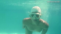 Lidia Skukoha masturbates in the swimming pool Thumb